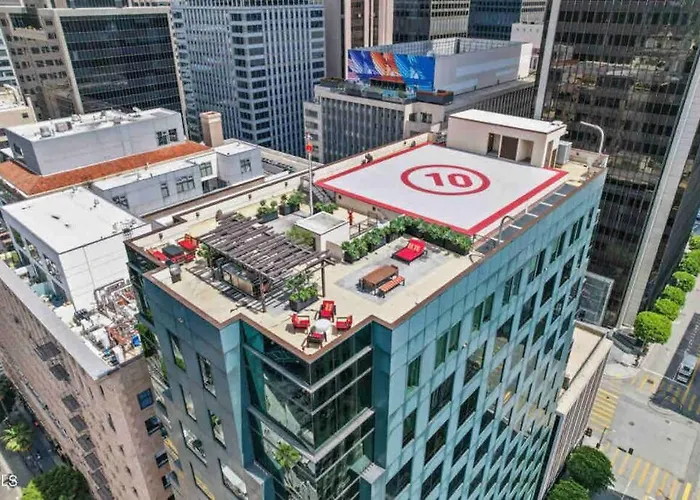 Upscale Condominium In Downtown La