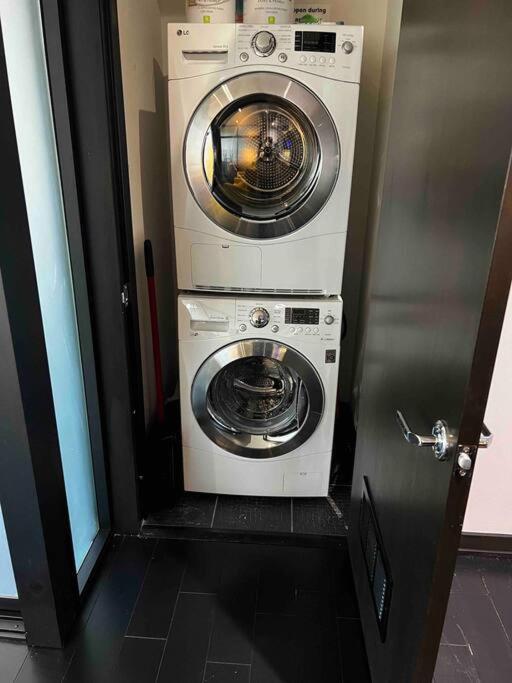 Upscale In Downtown La Apartment *