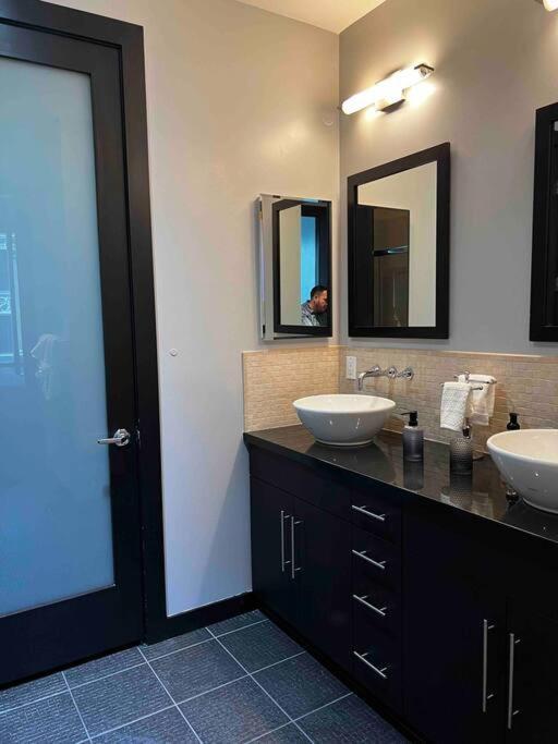Upscale In Downtown La Apartment